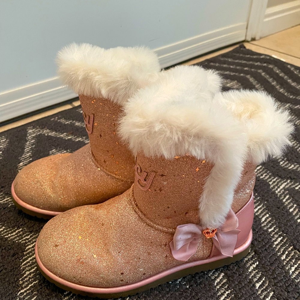 Juicy Couture
Girls Cozy Faux Fur Light Pink Glitter Cozy
Boots size 3